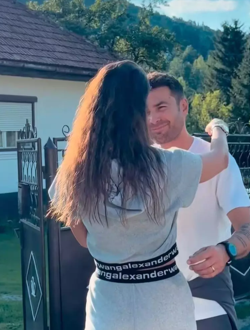 Adrian Mutu, gest neașteptat pentru soția lui, în plină stradă. Ce i-a dăruit Sandrei