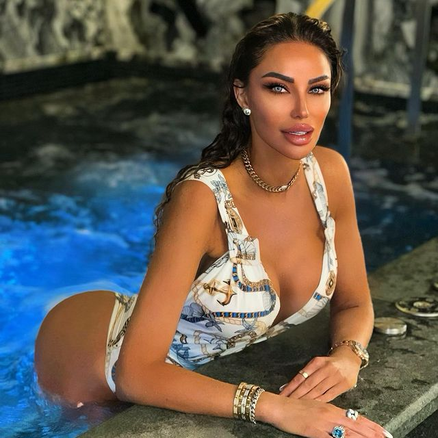 Bianca Drăgușanu: "Eu nu cumpăr, nu fac nimic. Merg la sală și cam atât. Stau cu fetița, căreia aștept să îi treacă răceala asta” / Foto: Instagram