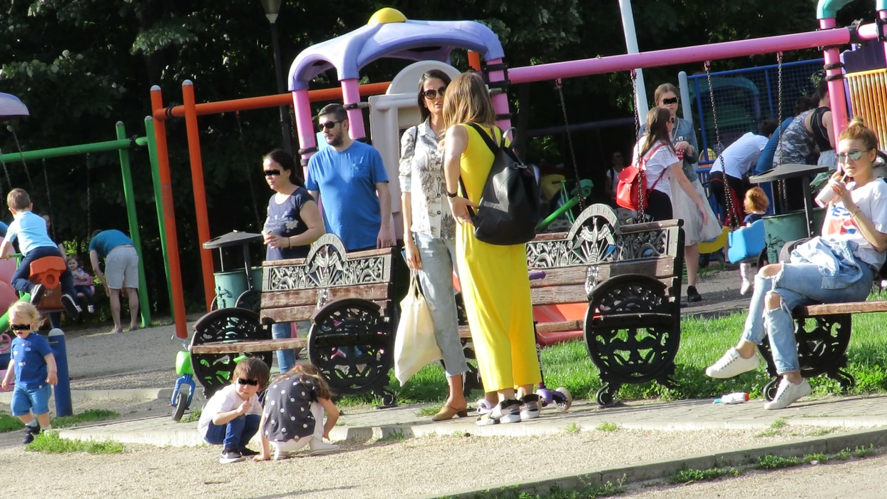 Anca Serea, în parc cu o amică și trei dintre copiii ei