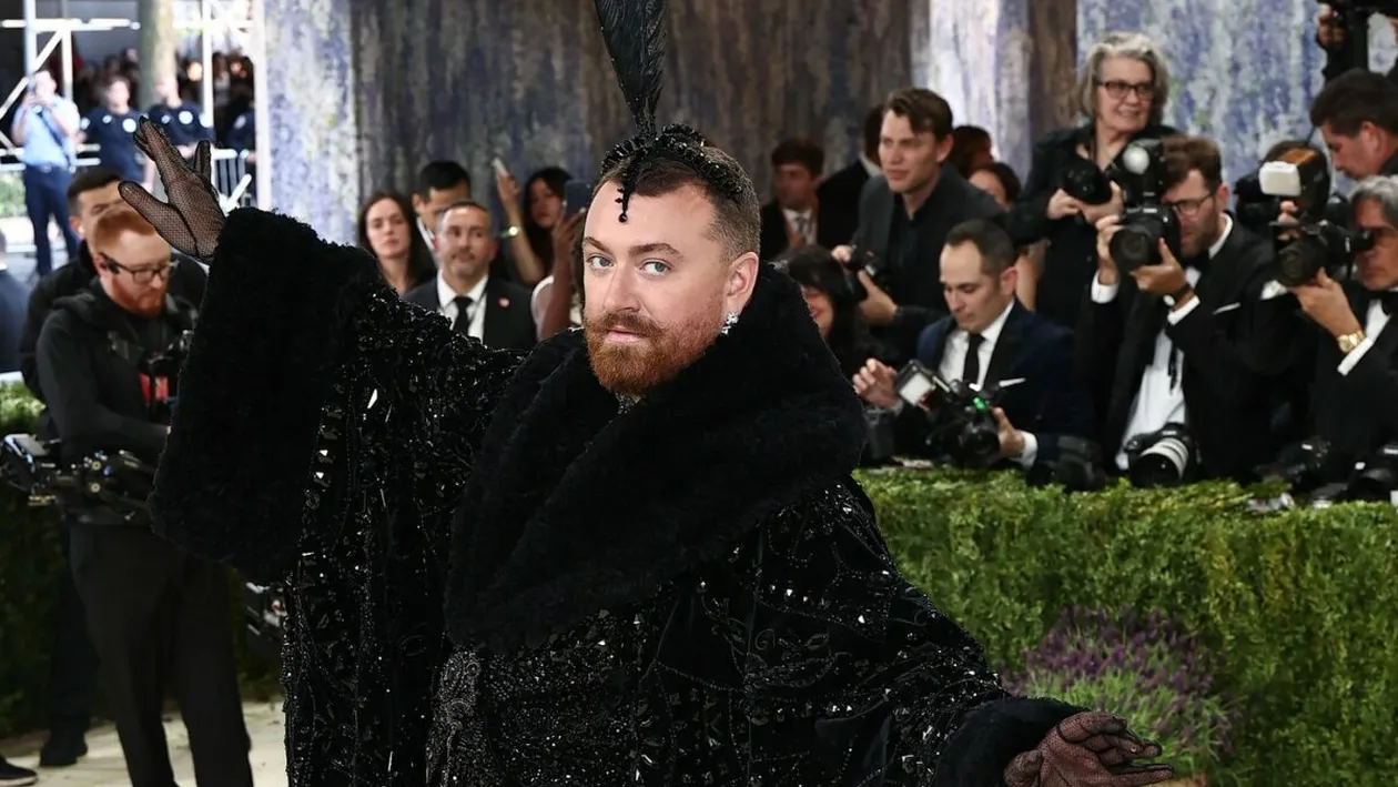 Sam Smith naște controverse din nou la Met Gala 2026. Ținuta artistului a ridicat din nou sprâncene în mediul online