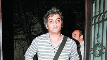 A scapat la mustata de fanii furiosi