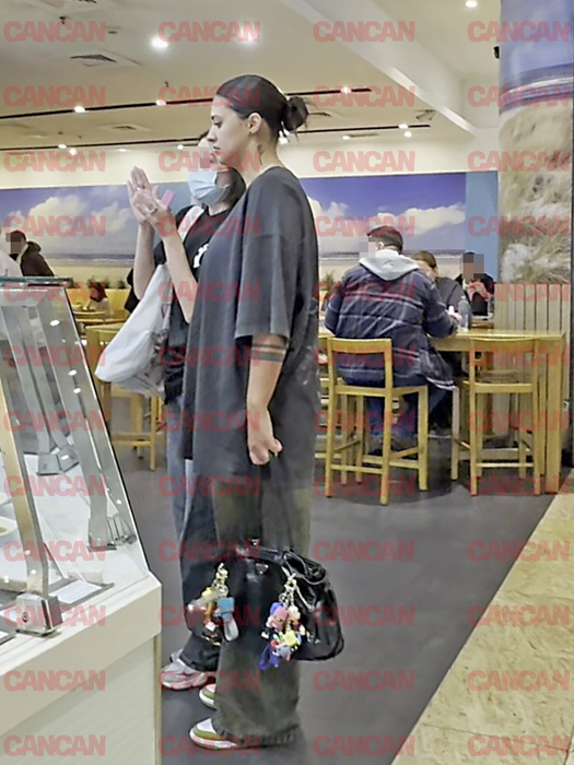 Antonia, la Mall Băneasa, în timp ce comandă creveți la Nordsee