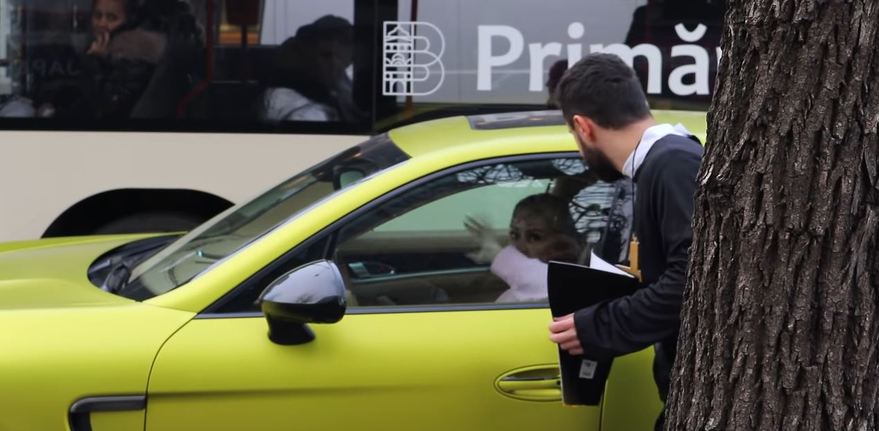 Un preot s-a apropiat de geamul Porsche-ului condus de Anda Adam și i-a cerut bani. Ce a urmat e neașteptat