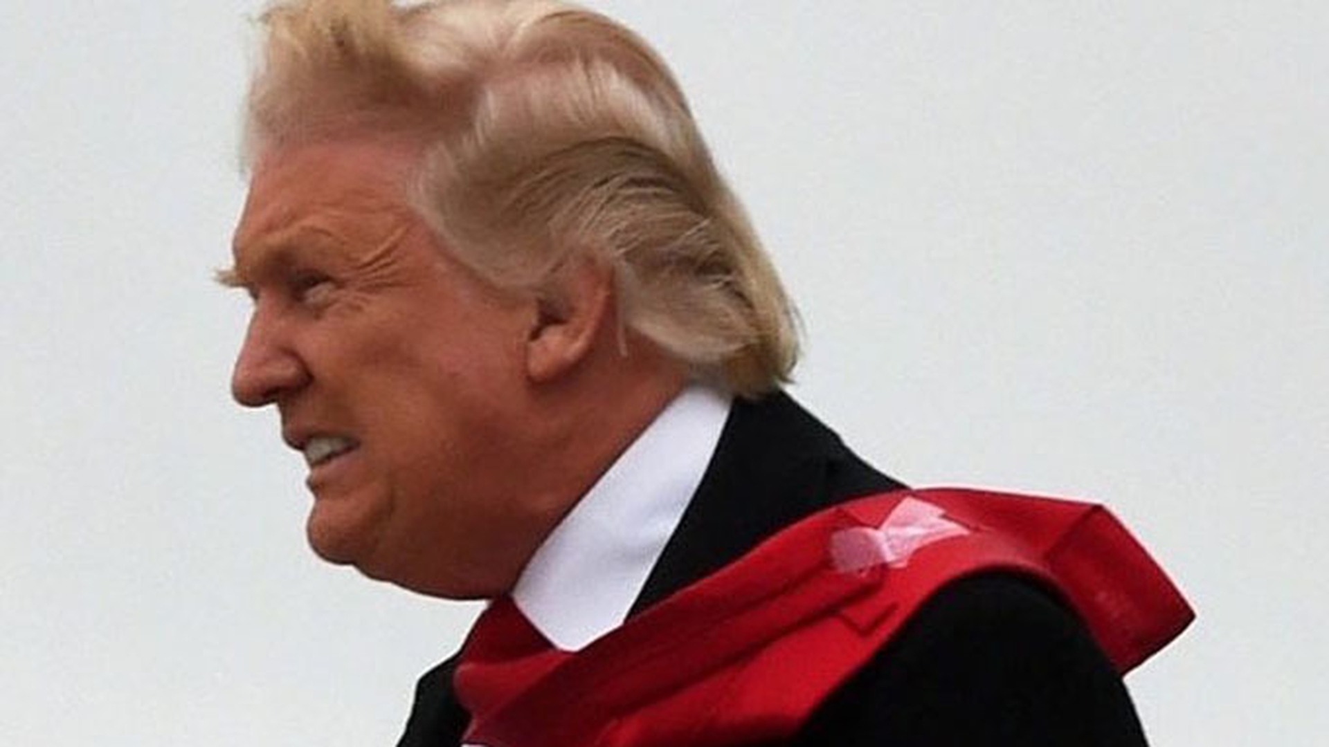 Detaliul dintr-o imagine cu DONALD TRUMP care a făcut ca poza să devină VIRALĂ: "Viitorul ţării noastre stă în mâinile acestui tip"