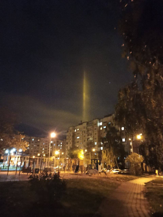Apariția unor „stâlpi luminoși” pe cer a creat isterie în Rusia. Oamenii au crezut că sunt atacați
