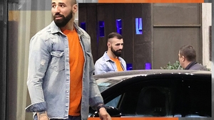 Cum l-am filmat pe fostul campion Superkombat, Bogdan Stoica. Cină singur, singurel, pe acordurile lui Vali Vijelie