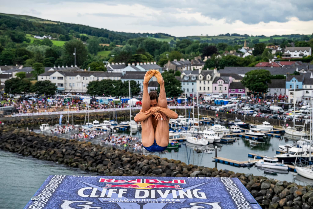 Constantin Popovici, la una dintre competițiile de cliff dive, desfășurată în Irlanda foto: Romina Amato
