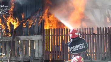 Un bărbat din Argeș a incendiat două case pentru a se răzbuna pe fosta soție