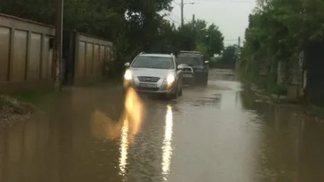 Adrian Iovan are necazuri ca-n Evul Mediu! Uite in ce hal arata strada lui, dupa fiecare ploaie!