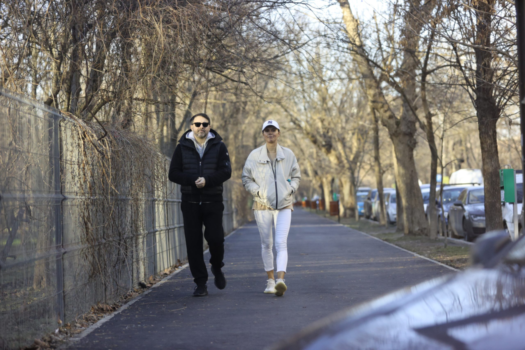 Alina Geambazi și Cosmin Corendea, la plimbare, prin parcul Herăstrău