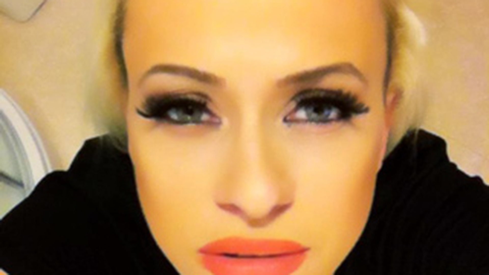 Machiata, cu gene false si lentile de contact: asa incearca Anda Adam sa ne convinga ca merita titlul de cea mai sexy artista! Adevarata ei fata e insa, alta!