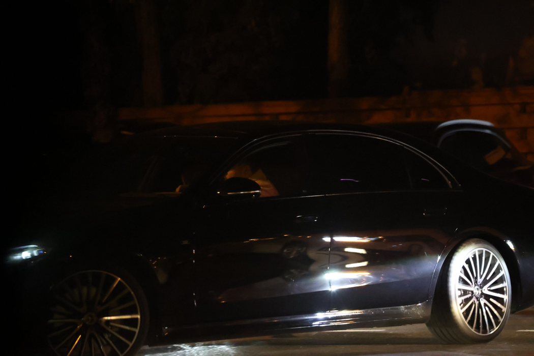 Edy Power a stat la "pândă" într-un Mercedes în valoare de peste 120.000 euro! (Foto: CANCAN.RO)