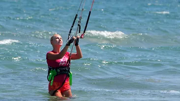 Cori Gramescu a descoperit kiteboarding-ul! Uite cum s-a descurcat in Turcia!