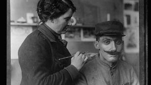 Imagini rare cu soldaţii din Primul Război Mondial! Transformarea incredibilă prin care treceau dacă erau desfiguraţi pe câmpul de luptă