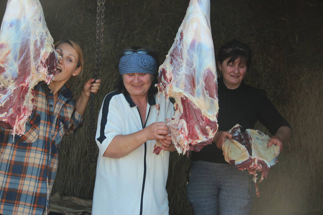 Imaginile cu Micul Hercule care au şocat o lume întreagă! Curtea în care locuieşte cei mai puternic copil din România, plină de sânge!