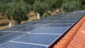 Românii care pot primi gratis panouri solare și baterii. Programul anunțat într-o comună din țară