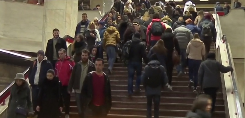 Staţia de metrou Piaţa Victoriei, invadată de un fum dens! Călătorii au tras o sperietură zdravănă
