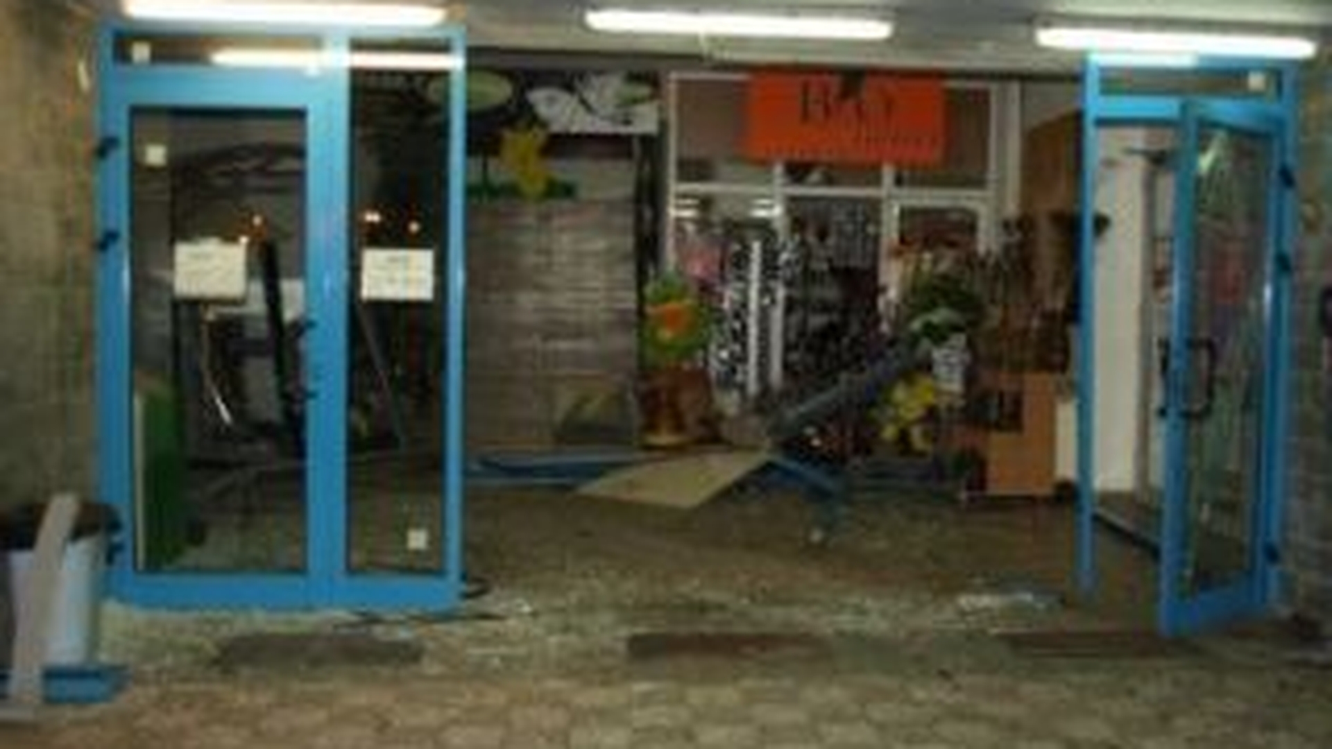 Beat la volan, soferul unui microbuz a intrat cu masina prin usile unui supermarket din Bistrita