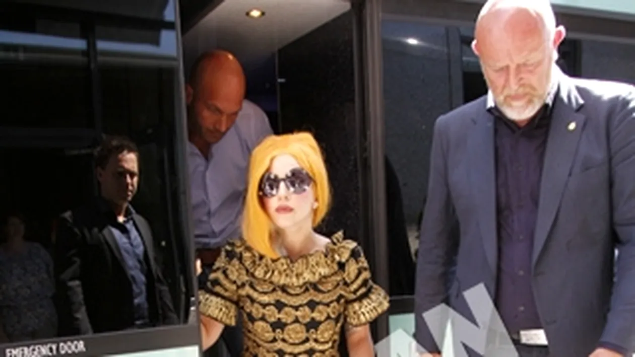 Primele imagini cu Lady GaGa in Romania! A dormit trei ore in fata hotelului, dar a coborat zambitoare si aranjata toata!