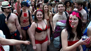 Fara inhibitii! Studentii canadieni au protestat in pielea goala impotriva cresterii taxelor scolare!