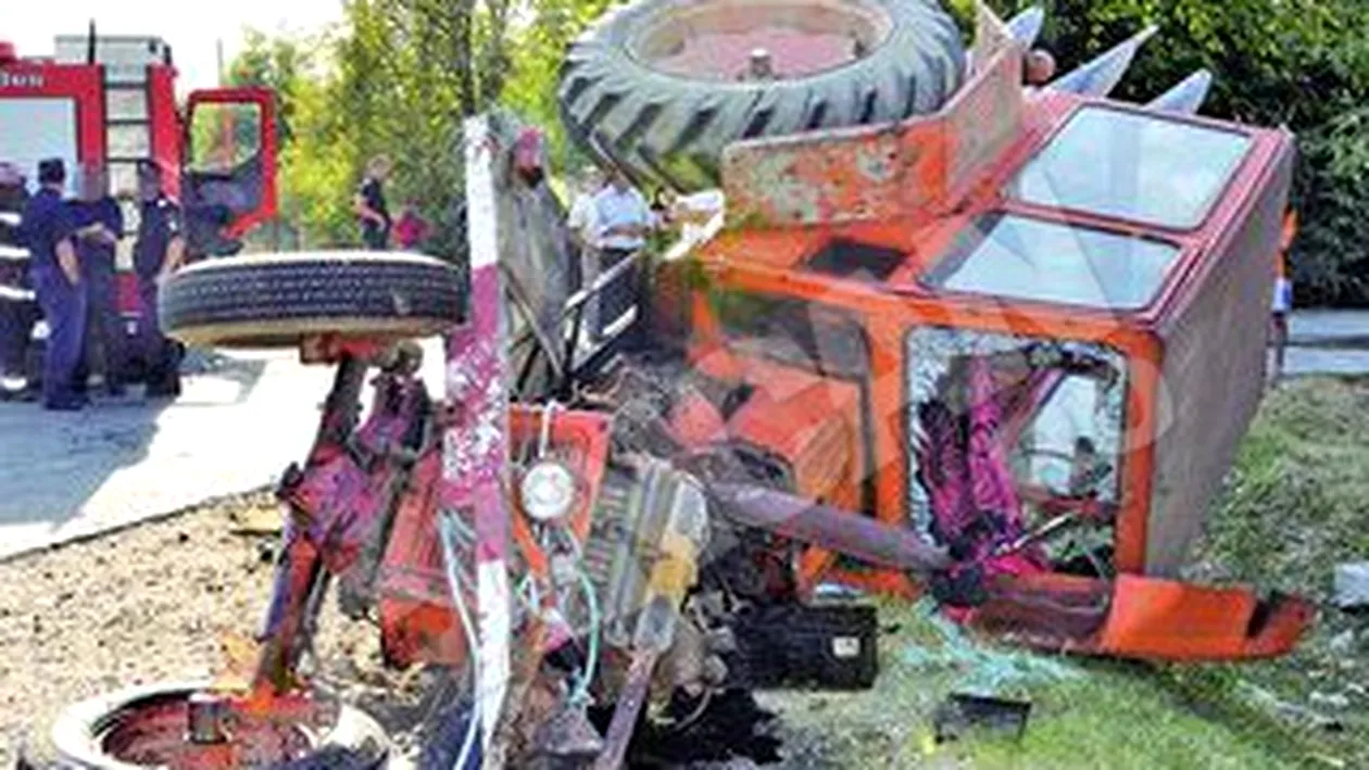 Accident spectaculos in Gorj Tractor rupt in doua de un BMW