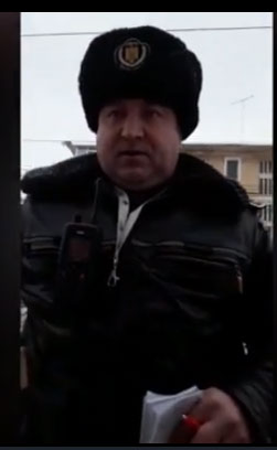 Ca-n vestul sălbatic! Ce reacție a avut un polițist local, după ce s-a prins că este filmat de un șofer pe care l-a oprit în trafic