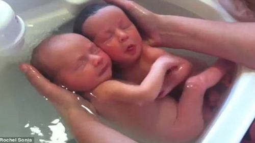 Filmuletul cu doi gemeni care a emotionat intreaga planeta! Trebuie sa il vezi si tu. A strans 6 milioane de vizualizari