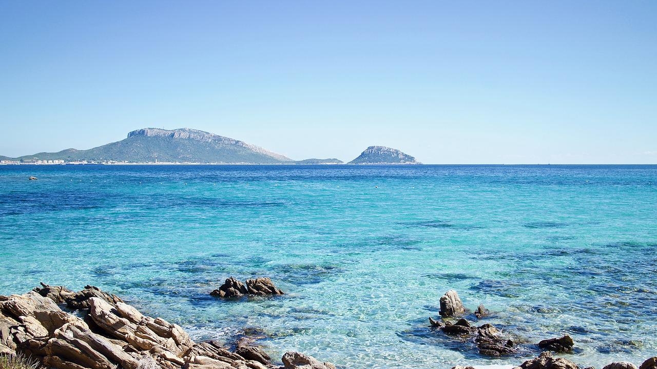 Insula din Marea Mediterană unde autoritățile oferă 15.000 de euro celor care se mută aici. Ce condiții trebuie să îndeplinești