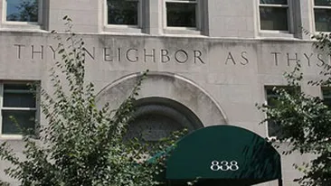 Un paun s-a mutat la geamul unui apartament de 24 de milioane de dolari