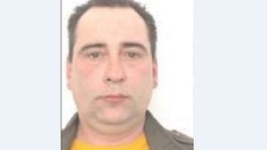 L-ați văzut? Un bărbat în vârstă de 48 de ani a fost dat dispărut. Acesta a plecat din Franța și nu a ajuns la domiciliul din România