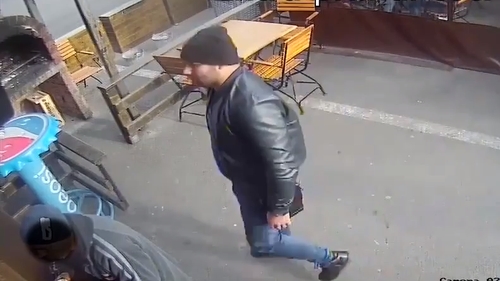 Escrocherie surprinsă de camerele de supraveghere. Uite cum trei indivizi păcălesc o vânzătoare de fast-food!