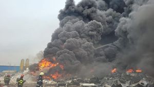Alertă în Buzău. Un nor de fum negru s-a extins în tot județul, după ce o hală a fost cuprinsă de flăcări