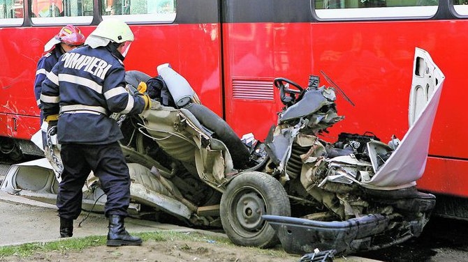 A scapat de moarte ca prin minune: "M-am trezit lipitade tabla tramvaiului"