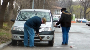 Curatenie "made in Romania": doi bucresteni isi spala masina in parc, cu bidonul!