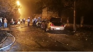 Două mașini s-au făcut scrum în Pitești. Focul a afectat si un al treilea autoturism VIDEO