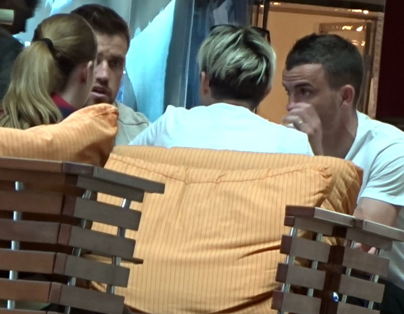 Nistor se scarpină în nas, în timp ce Pintilii se întreţine cu cele două doamne din faţa sa