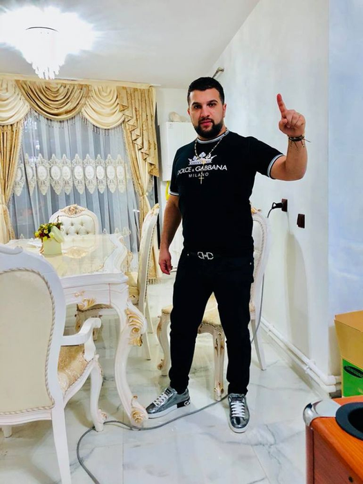 Imagine din casa manelistului (foto wowbiz)