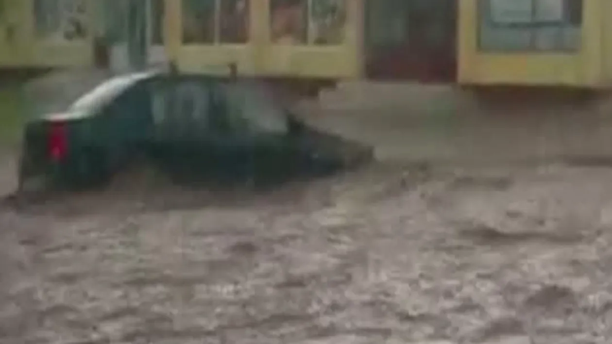 FURTUNILE au făcut prăpăd în ţară: maşini luate de viituri, grindină, ploi torenţiale