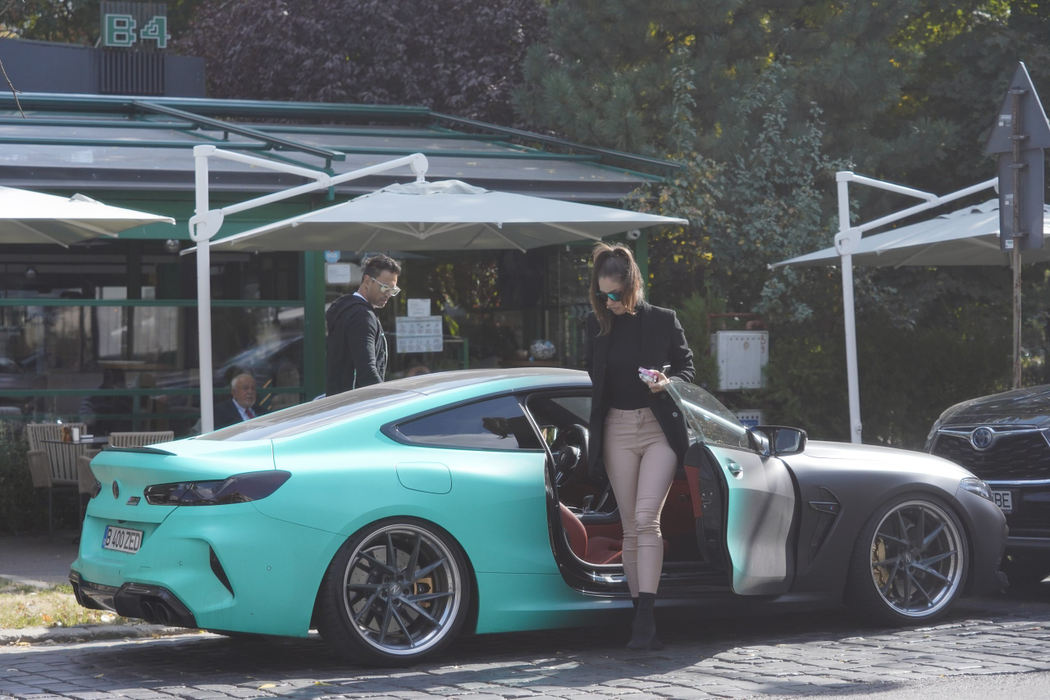 Alina Maria Rugină se dă jos din BMW M 8