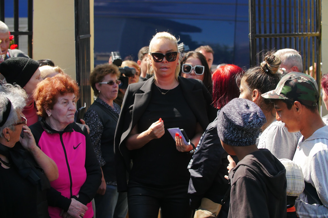 Vica Blochina, Oana Roman, Cătălin Botezatu și Raluca Bădulescu, distruși de durere la înmormântarea lui Răzvan Ciobanu. FOTO EXCLUSIV
