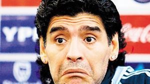 Maradona, catre un suporter care s-a luat de iubita lui: "Daca te iei de femeia mea, te voi cauta..."
