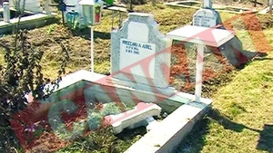Au spart geamurile scolii si au profanat 14 morminte