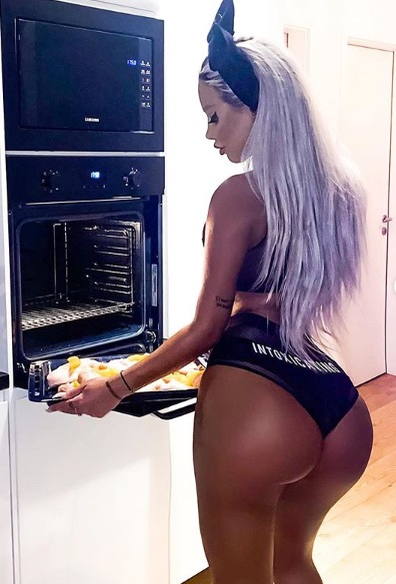 Loredana Chivu, fotografiată dezbrăcată la balconul apartamentului ei