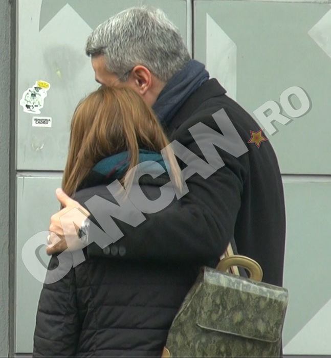 CANCAN.ro l-a filmat într-o ipostază uluitoare pe Dragoş Pîslaru, la nici o oră după ce i-a predat ”ştafeta” Olguţei Vasilescu. Ministrul Muncii a plecat de la birou cu RATB-ul  şi s-a oprit la… covrigi!