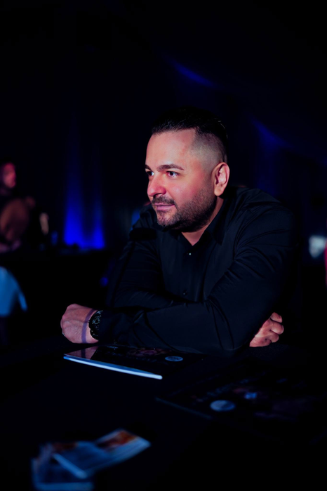 Actor român de stand-up, scuipat și bătut în stradă după ce a făcut mișto de cum și-a parcat un afacerist mașina! A fost nevoie de intervenția SMURD-ului!