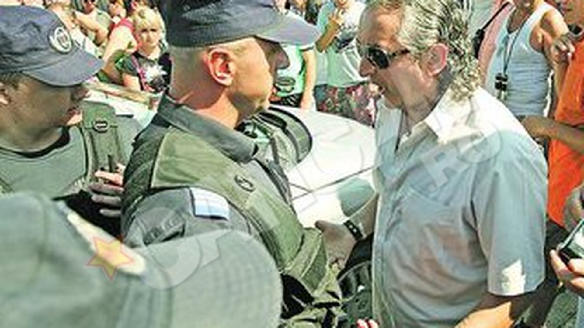 Cozma, scos de jandarmi de pe faleza