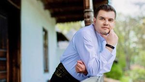 Abandonat de mamă la doi ani! Povestea fabuloasă de viaţă a cântăreţului-teolog