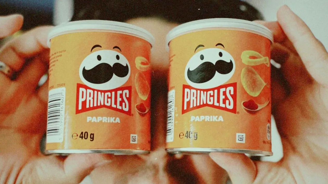 Cine este, de fapt, omulețul Pringles? Povestea surprinzătoare a celui mai faimos mustăcios din lume
