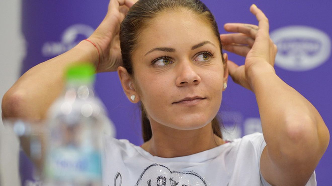 “Perversul de la grădiniţă” s-a logodit cu atrăgătoarea jucătoare Andreea Mitu! După ce a atacat tot ce putea, iată că tenismena îl domesticeşte!