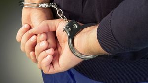 Doi bărbaţi acuzaţi de tentativă de omor în două dosare diferite, reţinuţi. Unul a înjunghiat pe o stradă din Bucureşti o persoană fără adăpost, iar celălalt a dat foc unei locuinţe improvizate în care stătea un adolescent de 17 ani